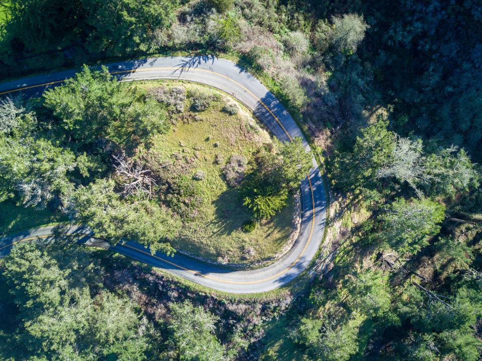 Vista aérea de estrada cortando a mata