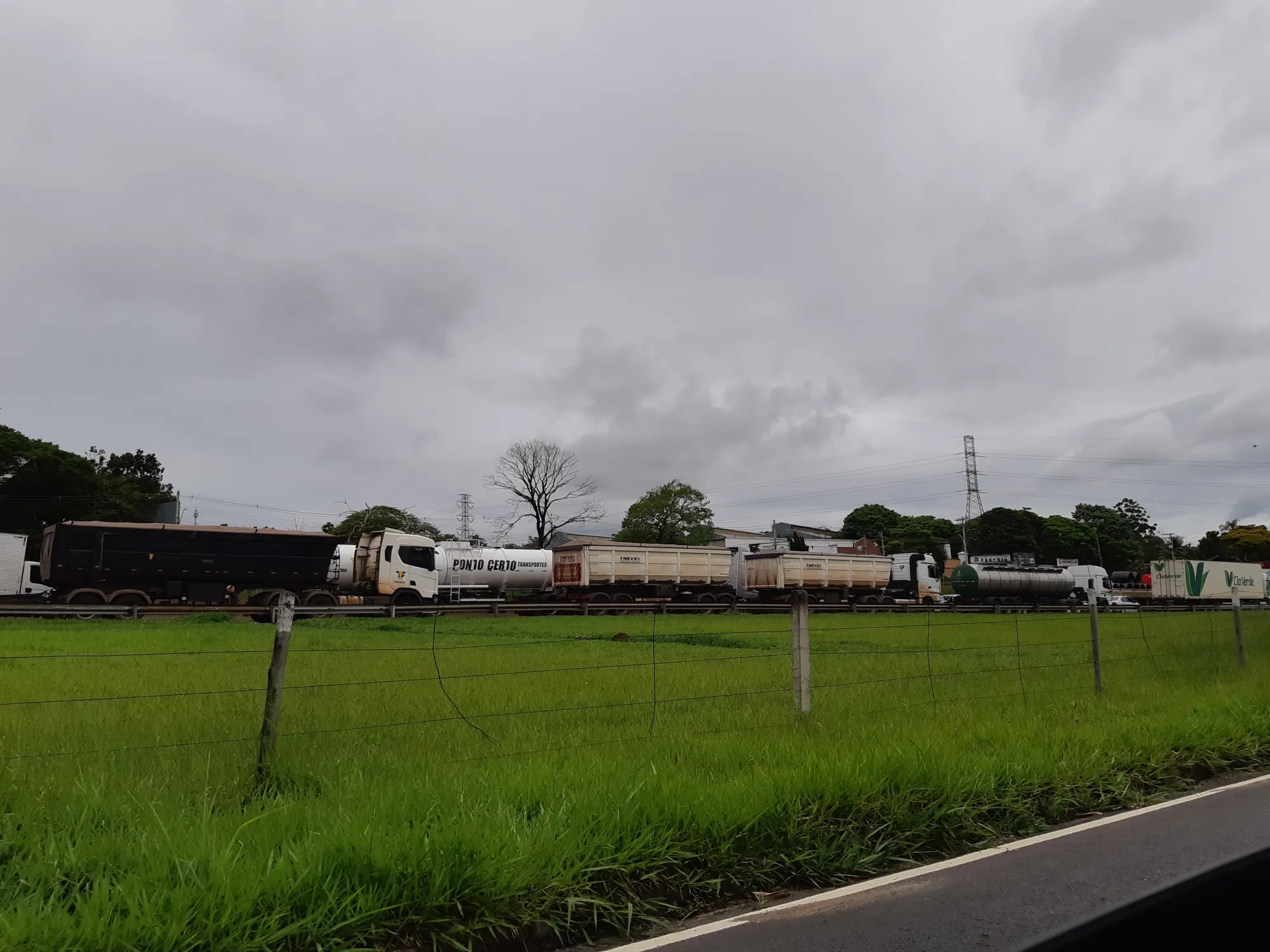 Caminhões parados no acostamento da BR-116